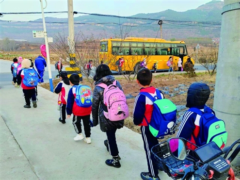 学生排队进出驿站